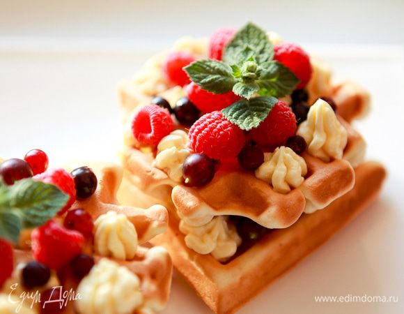 Накрыть второй вафлей и повторить 7 шаг.

Приятного аппетита ;)