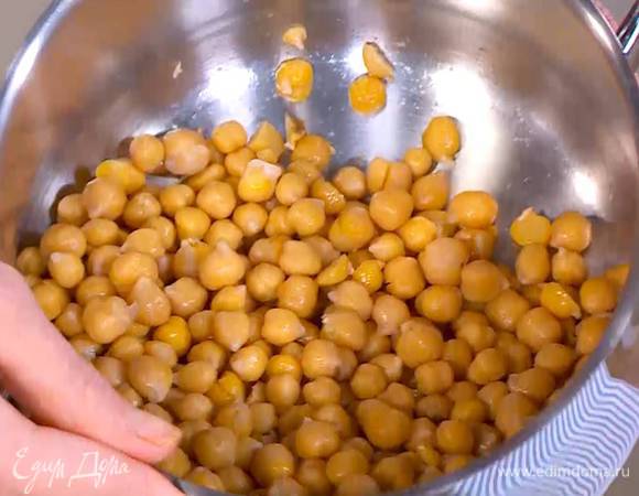 Нут замочить на ночь, утром воду слить, залить горох 3 стаканами свежей воды и варить около часа.