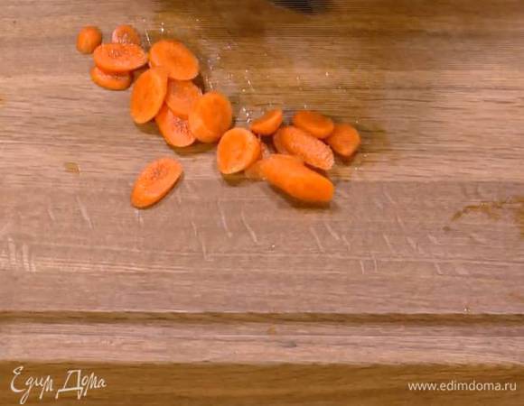 Морковь почистить, мелко нарезать, добавить к нуту и варить все еще около 15 минут до готовности.