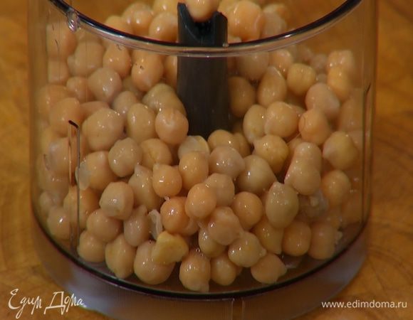 Готовый нут с морковью взбить в блендере.