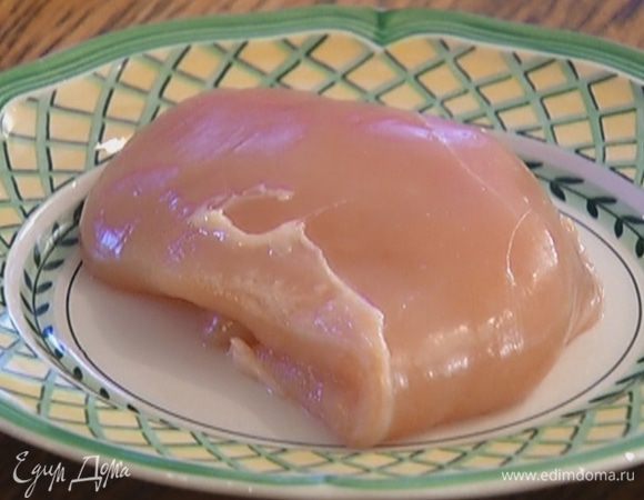 Поместить чечевицу и куриное мясо в небольшую кастрюлю, залить 250 мл воды и довести до кипения, затем убавить огонь до самого маленького и варить минут 25 до готовности (вода должна почти вся выкипеть).