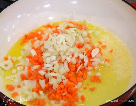 Отправить в сковороду морковь и томить еще 5 минут вместе с луком.