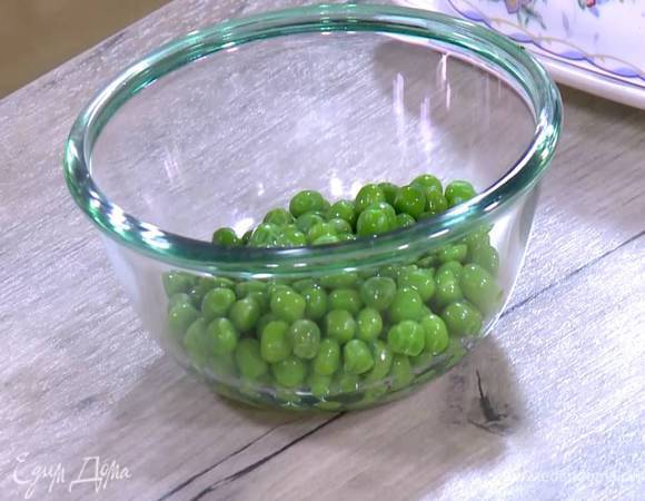 Добавить кукурузу и горошек и тушить еще 2 минуты, затем взбить блендером и пропустить через сито.