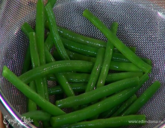 У стручков фасоли обрезать кончики и варить 6–8 минут, пока они не станут мягкими.