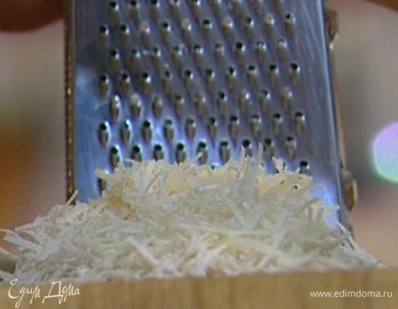 Сыр натереть на мелкой терке.