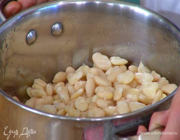 Фасоль замочить на ночь в воде, утром воду слить, залить фасоль свежей водой и варить, пока она не станет мягкой.