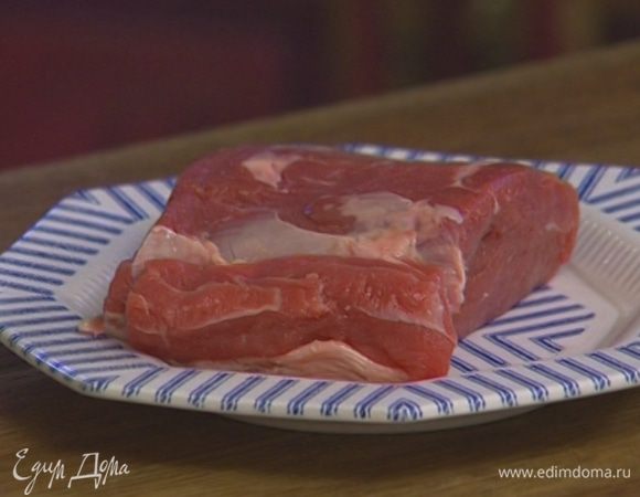 Телятину нарезать кусочками.