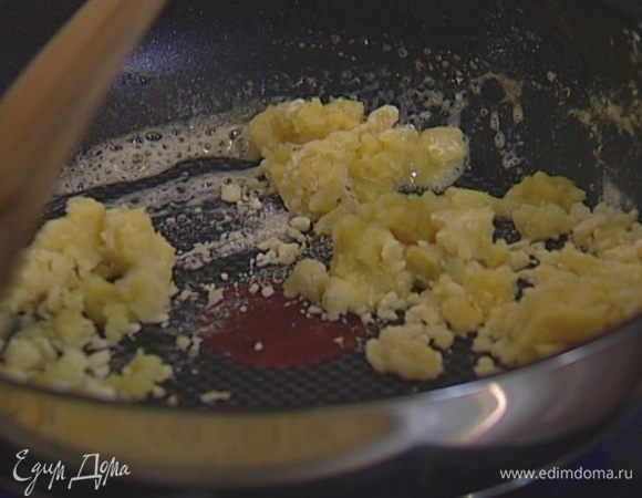 Довести соус до кипения и, не переставая помешивать, готовить еще минуту, затем снять с огня, добавить сыр и размешивать, пока он не растает.