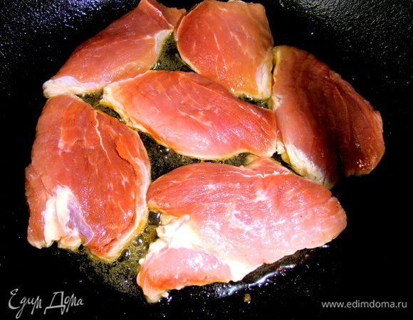 Обжариваем в растит.масле с одной стороны до золотистости.Солим,перчим чуть больше,чем обычно,т.к.часть уйдёт в соус!