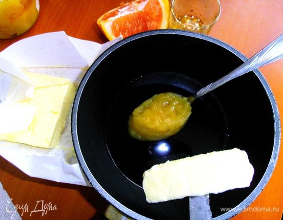 Ставим на огонь бальзам с соком и добавляем сливочное масло.