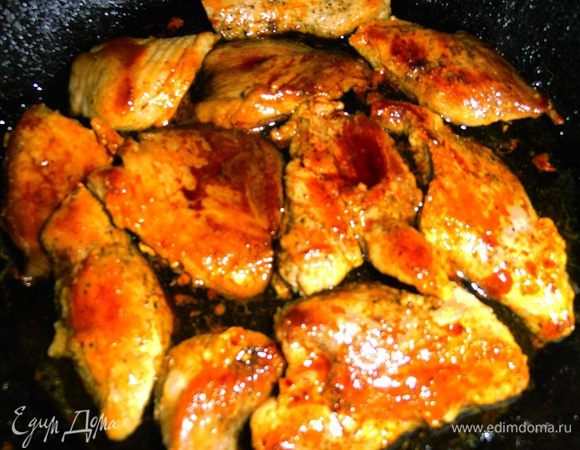 Начинаем поливать соус на наше мяско...