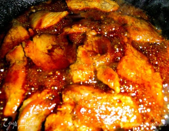 Следим,чтобы всё мясо было под соусом!Пусть побулькают,обменяются соками,затем накрываем крышкой и на маленьком огне доводим до готовности мяса.Но чем дольше соус на огне-тем больше он загустевает,а при остывании желируется.Если мясо не готово,а соус быстро выкипел-добавьте чуть воды.Пробуем на соль и если необходимо-подсаливаем!