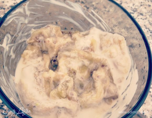 Баклажаны готовим до мягкости в микроволновке (где-то 5 минут), однако можно и запечь.Далее достаём сердцевину и режем.Дать остыть. Затем в эту массу выдавливаем чеснок, добавляем йогурт и соль. 