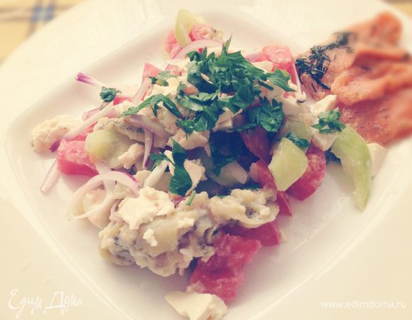 Адыгейский сыр порезать кубиками, можно некоторые кусочки даже размять вилкой. Выкладываем сыр поверх салата. Ну вот и всё, приятного аппетита. 