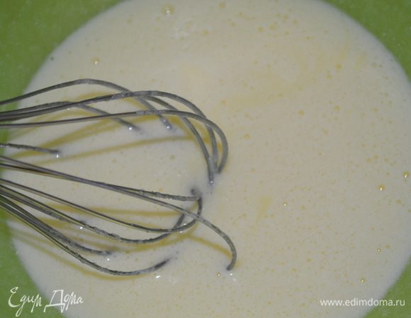 Для теста смешать яйцо с сахаром и растопленным сливочным маслом. 