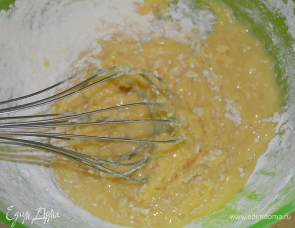 Порциями ввести муку, замесить тесто. 