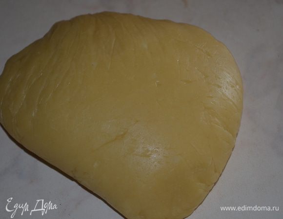 Оно должно скататься в шар и не липнуть к рукам. Завернуть в пленку и отправить в холодильник на 30 минут. 