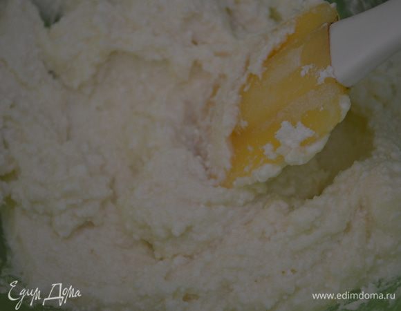 Пока тесто охлождается делаем начинку. Для творожной смешиваем творог с яйцом и сахаром. Растираем и отправляем в холодильник. 