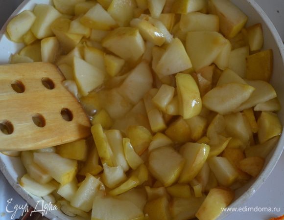 Для яблочной: яблоки мелко нарезаем (я не чистила), обжариваем на сливочном масле с сахаром до мягкости. 