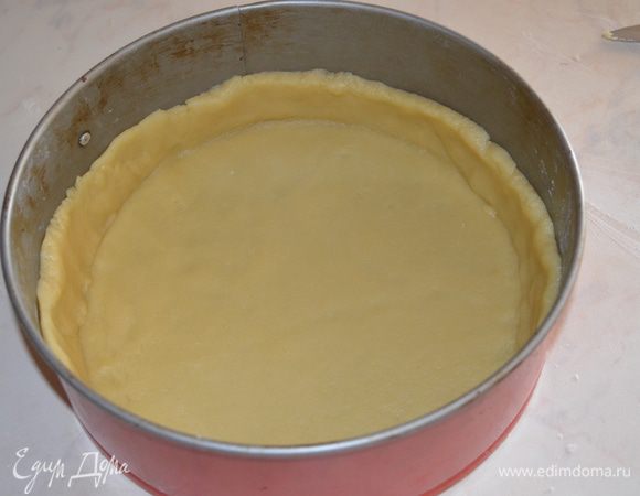 Охложденное тесто раскатать в пласт толщиной 1/2 см. Переложить в форму, смазанную маслом (у меня 24 см). Распределить по форме и сделать бортики 3 см. У меня ушло все тесто тика в тику! Потыкать вилкой и отправить в духовку, разогретую до 190 градусов на 30 минут. 