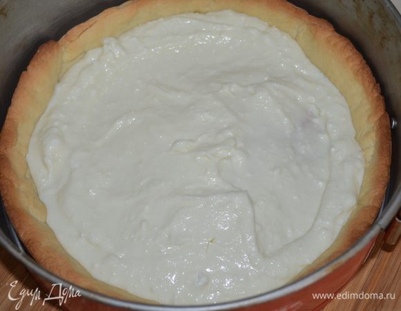 На выпеченный корж выложить творожную начинку