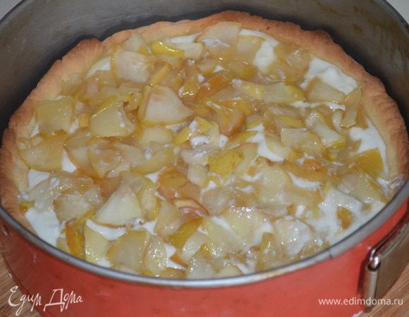  ...а сверху распределить яблочную и выпекать еще 15 минут при тойже температуре. 