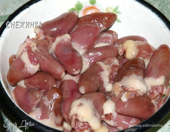 Куриные сердечки хорошо промыть, дать стечь воде.