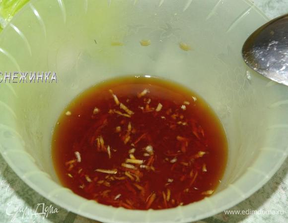 Приготовим маринад. Смешаем вино, соевый соус, чеснок и имбирь.