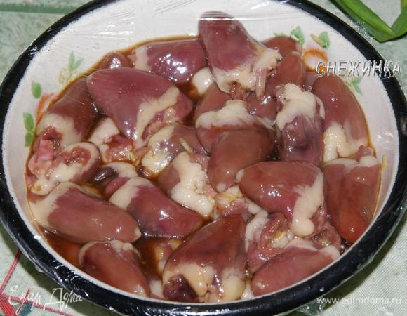 Заливаем сердечки маринадом, закрываем пищевой плёнкой и оставляем мариноваться в течение 1 часа.