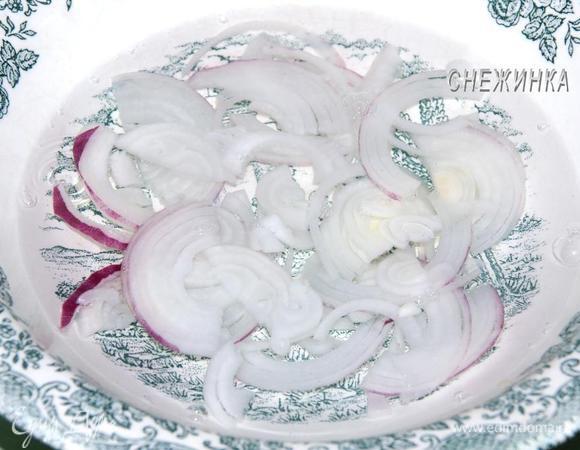 Заливаем кипятком с 0,5 ст.л. уксуса на 1 минуту. Это для того, чтобы немного ослабить резкий вкус лука и  придать небольшую кислинку. Если лук очень сладкий, можно не держать в воде.