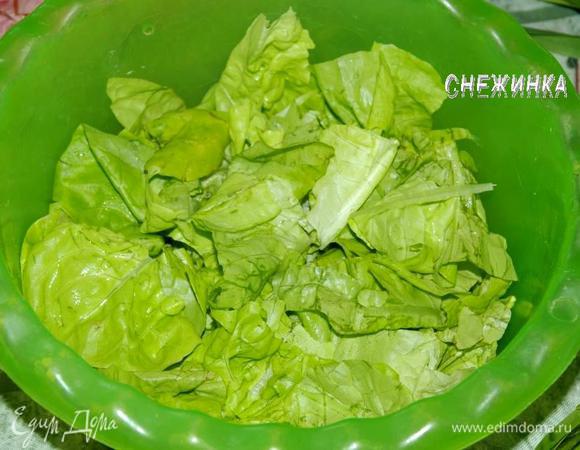 Салат моем, даем обсохнуть на полотенце. Рвём руками.
