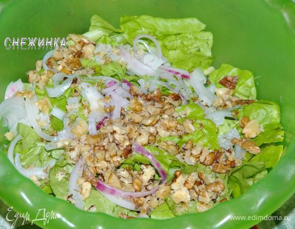 Добавляем лук, который сцедили из воды и измельченные орехи. Слегка перемешиваем. Оставляем.