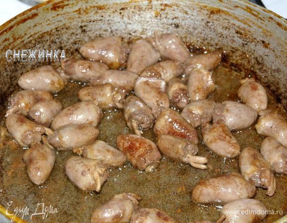 На сковороде разогреваем 2 ст.л. оливкового масла. Сердечки обжариваем не долго, около 5 минут со всех сторон.