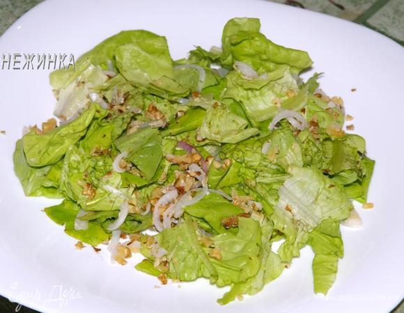 На блюдо укладываем салатную смесь. 