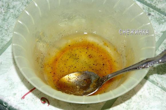 Для заправки смешиваем оливковое масло, мед, лимонный сок и соль, перец по вкусу.