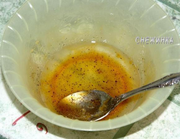 Для заправки смешиваем оливковое масло, мед, лимонный сок и соль, перец по вкусу.