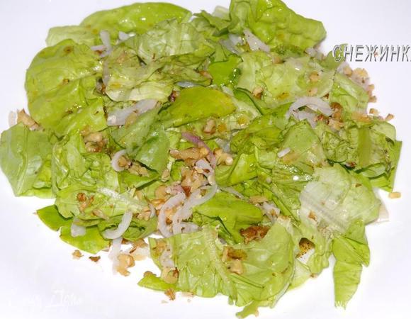 Поливаем заправкой салатную смесь.