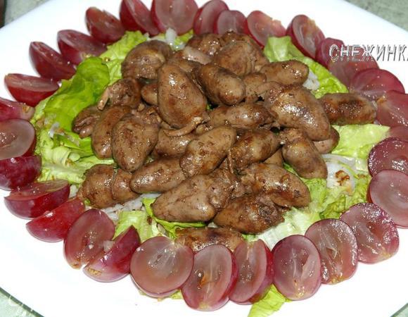 В центре горочкой укладываем сердечки. Вокруг плотно друг к другу кладем половинки винограда.