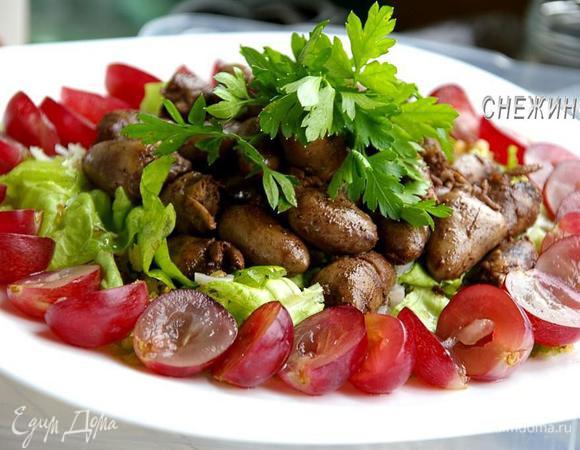 Украшаем веточками петрушки и сразу же подаем к столу. Приятного аппетита!