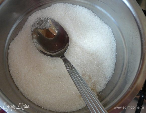Сахар (пол стакана) высыпать в сотейник. Поставить на средний огонь и варить.