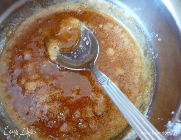 Варить до тех пора пока сахар по края не начнет плавиться,тогда перемешать его и оставить дальше плавиться до образования карамели глубокого янтарного цвета.