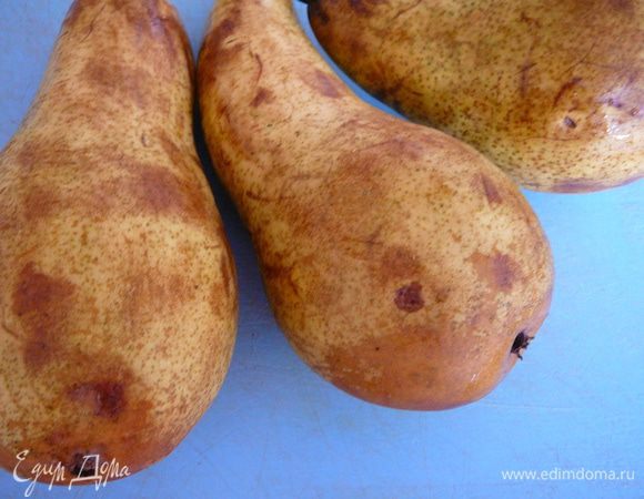 Груши вымыть,очистить от кожицы и семян.