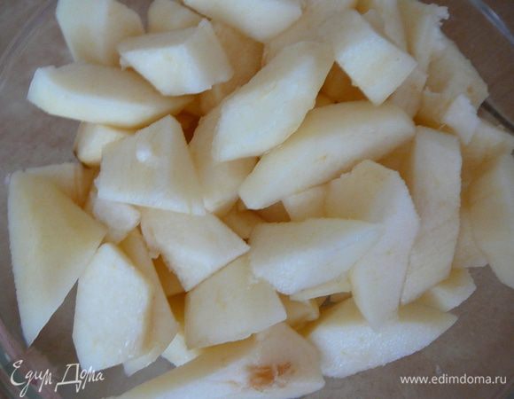 Нарезать кубиками груши.