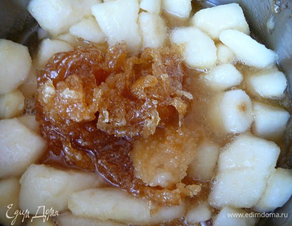 Когда карамель стала янтарного цвета,высыпать в нее грушу.Все очень сильно зашипит и карамель затвердеет,так и должно быть.Груша пустила сок.