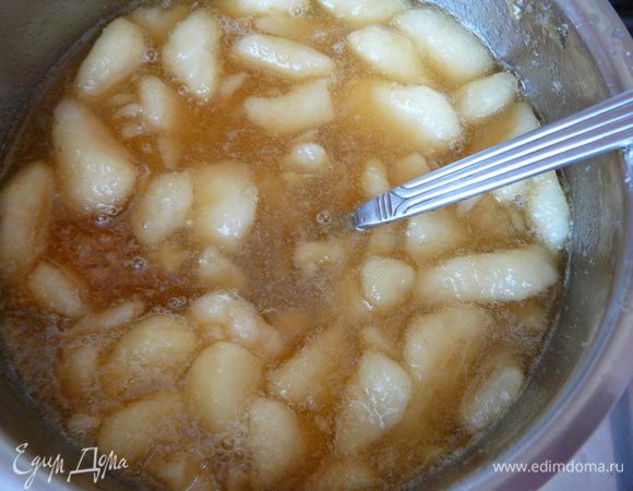 Варить грушевый сироп периодически помешивая 10 минут.