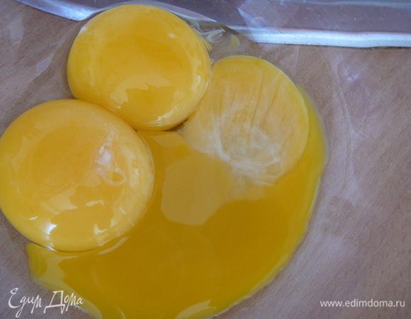 Яичные желтки взбить с ванильным сахаром и двумя столовыми ложками сахара.До увеличения массы и посветления.