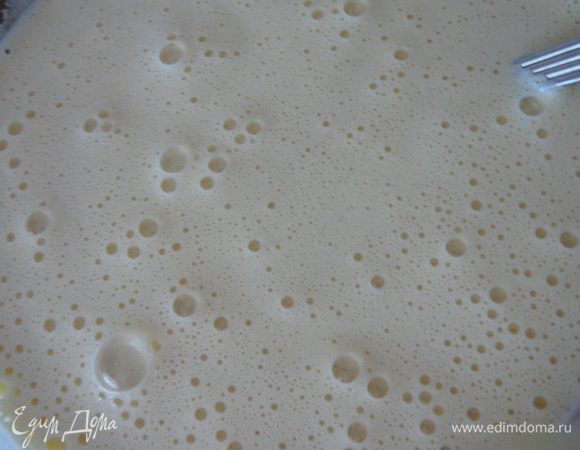 Снять карамельно-грушевый сироп с огня.Влить 200мл. 10%сливок,перемешать.Добавить взбитые желтки.Перемешать.Вернуть обратно на огонь,уже медленный и проварить постоянно помешивая,до первых пузырьков.