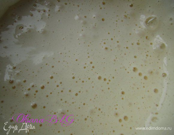 Бисквит. Яйца взбить с оставшимся сахаром. В пышную, густую пену.