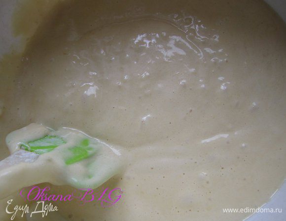 Добавить муку перемешанную с разрыхлителем, растительное масло.