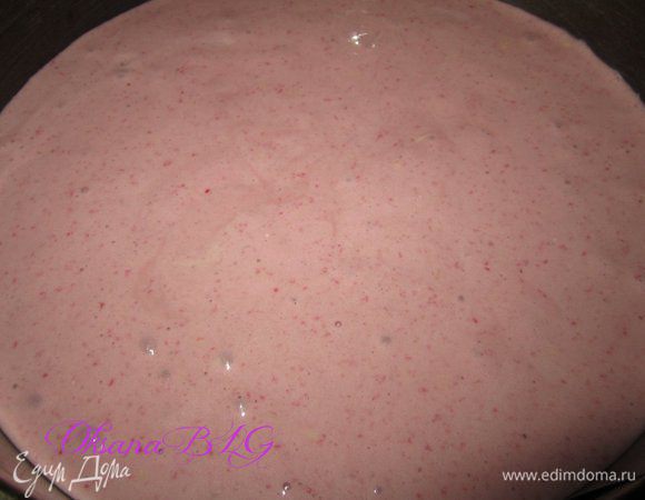 Форму (22 см) застелить пергаментом. Бока смазать растительным маслом. Вылить тесто.